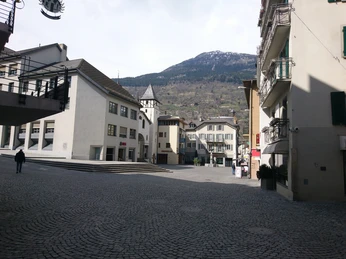 Stadtplatz Brig mit der Sebastianskapelle Aufnahme des Stadtplatzes Brig mit der Sebastianskapelle linksPhoto of Brig town square with St. Sebastian's Chapel on the leftPhoto de la place principale de Brigue avec la chapelle Saint-Sébastien à gauche