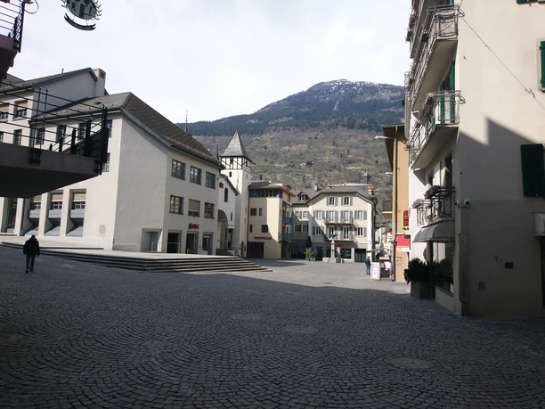 Stadtplatz Brig mit der Sebastianskapelle Photo de la place principale de Brigue avec la chapelle Saint-Sébastien à gauche