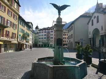 Chavezbrunnen und Sebastianskapelle Brig