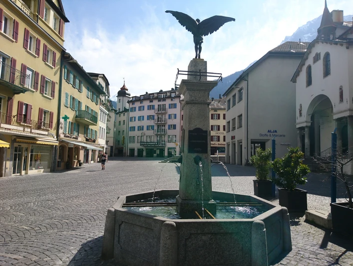 Chavezbrunnen und Sebastianskapelle Brig