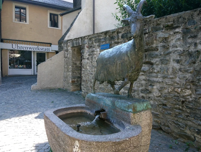 Geissji Brunnen auf dem GeissplatzjiFountain on GeissplatzjiFontaine sur la place Geissplatzji