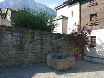 Platz mit Brunnen Brunnen auf dem GeissplatzjiFountain on GeissplatzjiFontaine sur la place Geissplatzji