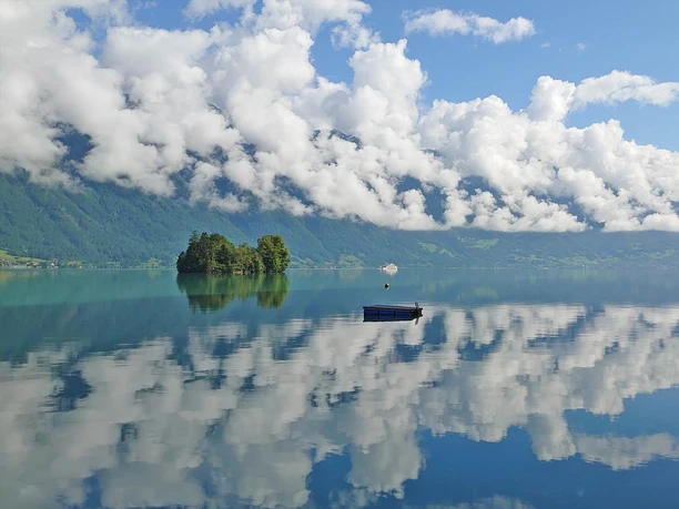 schaetze-iseltwald-schneckeninseli-brienzersee-wolken.jpg