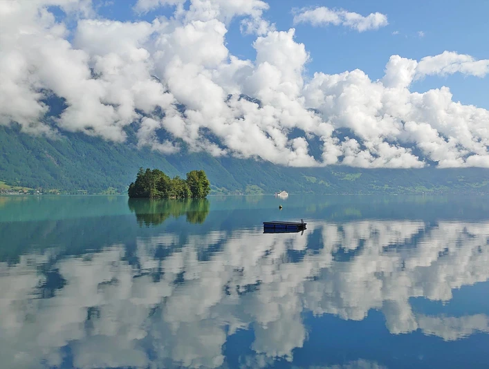 schaetze-iseltwald-schneckeninseli-brienzersee-wolken.jpg