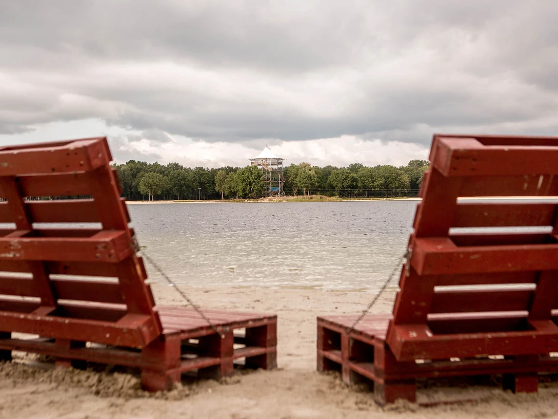 Blick auf den Erlebnisturm am Tankumsee
