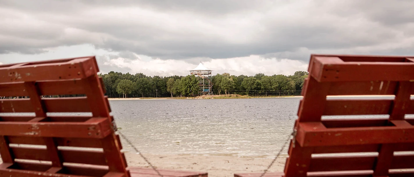 Blick auf den Erlebnisturm am Tankumsee