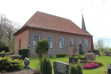 Eindrucksvolle St. Jürgen Backsteinkirche in Kehdingbruch mit Turm und Friedhof.