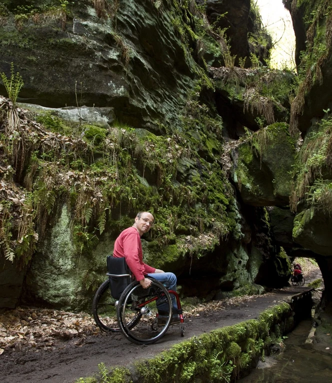 Der Uttewalder Grund lässt sich auch mit dem Rollstuhl erkunden | Foto: Sylvio Dittrich