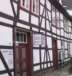 Historisches Fachwerkgebäude mit der Aufschrift "Städtische Galerie Museum" an der Hausmauer.