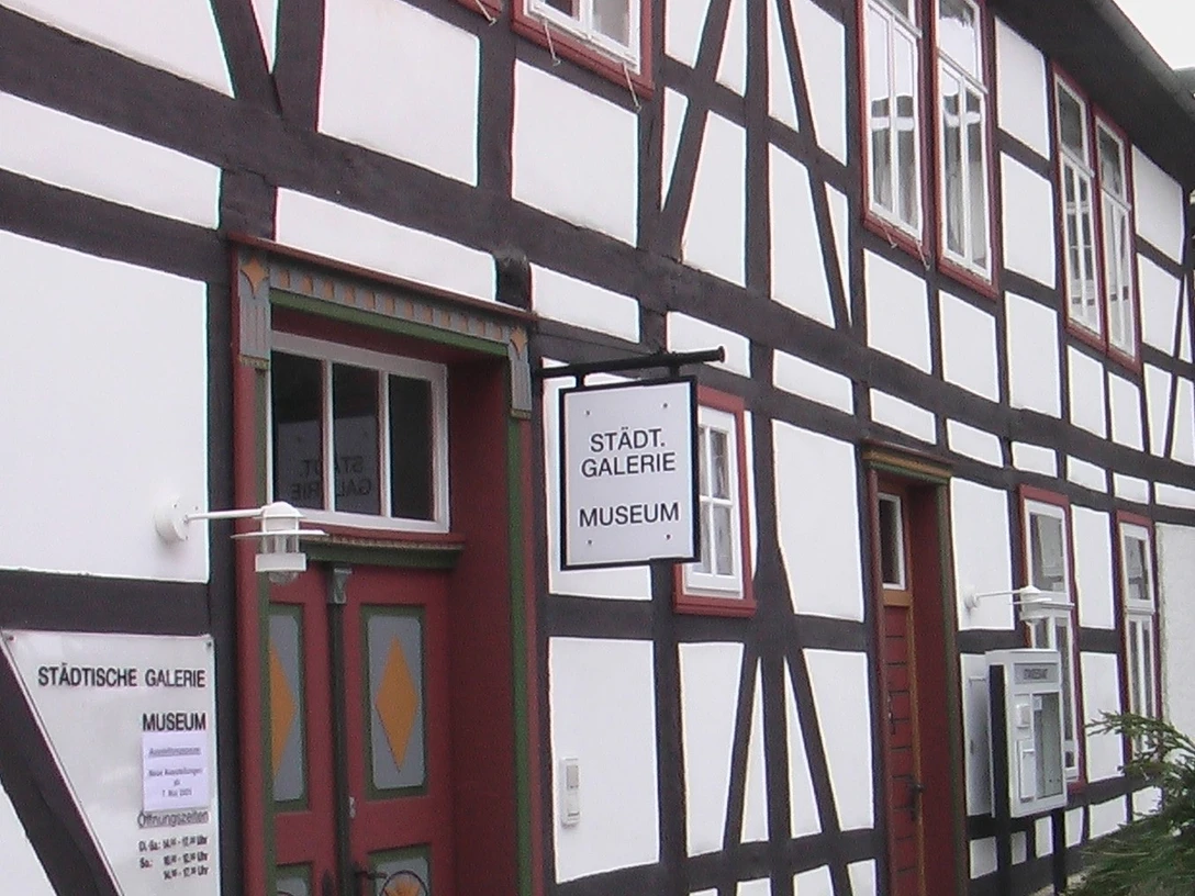 Historisches Fachwerkgebäude mit der Aufschrift "Städtische Galerie Museum" an der Hausmauer.