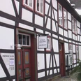 Historisches Fachwerkgebäude mit der Aufschrift "Städtische Galerie Museum" an der Hausmauer.