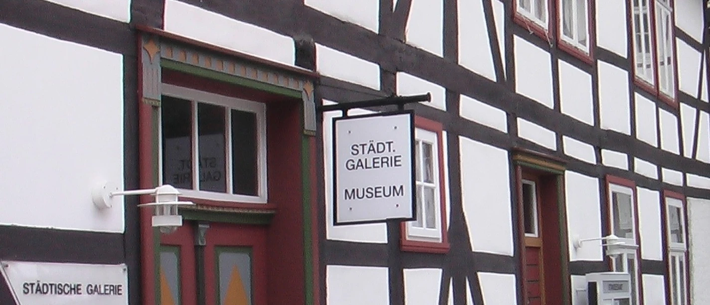 Städtische Galerie11.jpg Historisches Fachwerkgebäude mit der Aufschrift "Städtische Galerie Museum" an der Hausmauer.