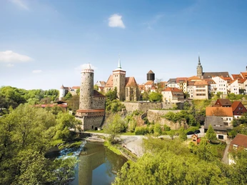 Michaeliskirche Michaeliskirche umgeben von historischem Stadtkern, Burgtürmen und Fluss in grün bewaldetem Gebiet.St. Michael's Church surrounded by the historic town center, castle towers and river in a green wooded area.Michaela obklopený historickým centrem města, hradními věžemi a řekou v zelené zalesněné oblasti.Kościół św. Michała otoczony historycznym centrum miasta, wieżami zamkowymi i rzeką w zielonej, zalesionej okolicy.St Michael's Church omringd door het historische stadscentrum, de kasteeltorens en de rivier in een groene bosrijke omgeving.La chiesa di San Michele è circondata dal centro storico, dalle torri del castello e dal fiume in un'area verde e boscosa.