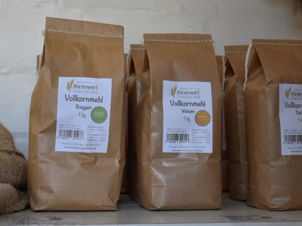 Regionales Vollkornmehl im Hofladen von Brunkshof Regionales Vollkornmehl im Hofladen von Brunkshof