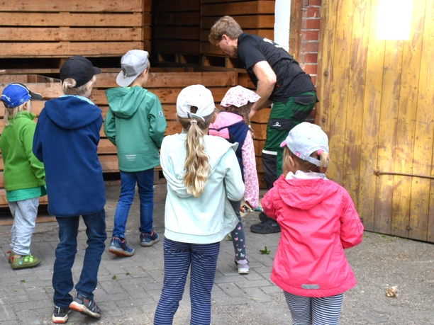 Hofführung für Kinder mit Carsten Indorf auf Brunkshof Hofführung für Kinder mit Carsten Indorf auf Brunkshof