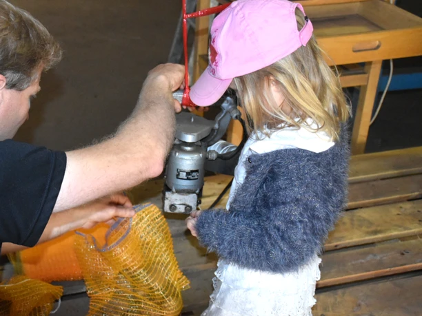 Hofführung mit Kartoffelsack-Befüllung auf Brunkshof Hofführung mit Kartoffelsack-Befüllung auf Brunkshof