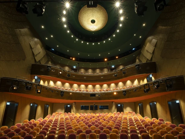 Großer Saal im Theater für Niedersachsen Blick von der Bühne auf die Sitzreihen im Großen Saal im Theater für Niedersachsen