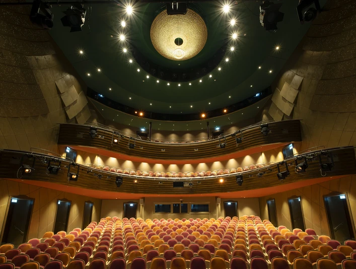 Großer Saal im Theater für Niedersachsen Blick von der Bühne auf die Sitzreihen im Großen Saal im Theater für Niedersachsen