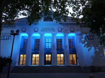 Eingangsbereich Theater für Niedersachsen Blau angestrahlter Eingangsbereich des Theaters für Niedersachsen
