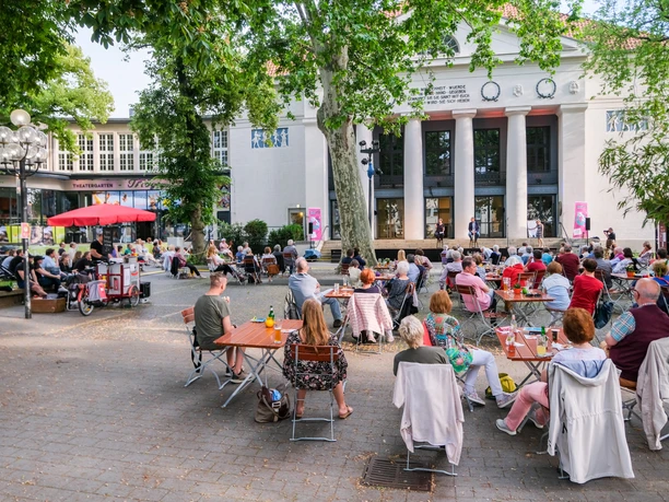 Eröffnung des Theatergartens im Theater für Niedersachsen Eröffnung des Theatergartens im Theater für Niedersachsen mit Tischen und Programm draußen