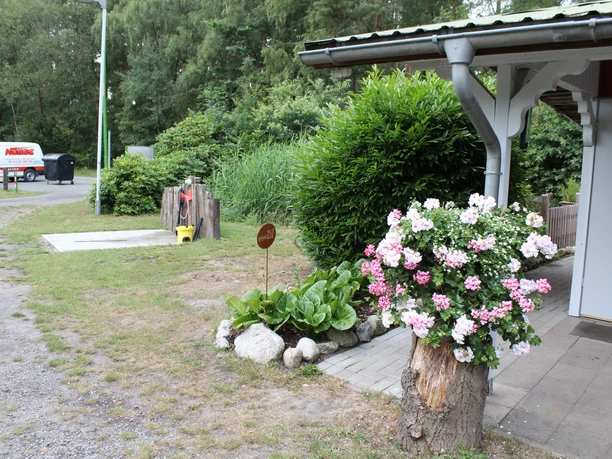 Moorcamp Ein Campingplatz mit Blumenarrangements und Bäumen, ideal für Naturliebhaber und Erholungssuchende.