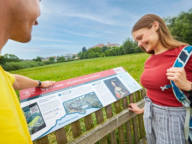 Aan de voet van de Iburg zorgen de Tegelwiese en het Kneipp-avonturenpark tot aan de Charlottensee voor beweging en verfrissing. Tijdens het kruidenseizoen kunnen tientallen gezonde geneeskrachtige kruiden hier en op het voormalige terrein van de State Garden Show op het boomkroonpad worden bewonderd. Bad Iburg is een Kneipp kuuroord en richt zich op de leer van de gezondheidspastor Sebastian Kneipp, de "vijf pijlers" van een gezond leven: water, voeding, beweging, balans en kruiden - vandaag de dag op een moderne manier geĂŻnterpreteerd.