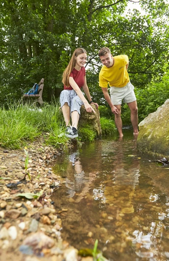 Am Fuße der Iburg sorgt die Tegelwiese für Bewegung und Erfrischung. Am Fuße der Iburg sorgen die Tegelwiese und der Kneipp-Erlebnispark bis zum Charlottensee für Bewegung und Erfrischung. Während der Kräutersaison sind hier, sowie auf dem ehemaligen Gelände der Landesgartenschau am Baumwipfelpfad Dutzende von gesunden Heilkräutern zu bestaunen. Bad Iburg ist Kneipp-Kurort und setzt auf die Lehren des Gesundheitspfarrers Sebastian Kneipp, die „Fünf Säulen“ des gesunden Lebens: Wasser, Ernährung, Bewegung, Balance und Kräuter – heute modern interpretiert.At the foot of the Iburg, the Tegelwiese and the Kneipp adventure park up to Charlottensee provide exercise and refreshment. During the herb season, dozens of healthy medicinal herbs can be admired here and on the former grounds of the State Garden Show on the treetop path. Bad Iburg is a Kneipp health resort and relies on the teachings of the health pastor Sebastian Kneipp, the "five pillars" of a healthy life: water, nutrition, exercise, balance and herbs - interpreted in a modern way today.Ved foden af Iburg sørger Tegelwiese og Kneipp-oplevelsesparken op til Charlottensee for motion og forfriskning. I urtesæsonen kan man beundre snesevis af sunde lægeurter her og på det tidligere område for den statslige haveudstilling på trætopstien. Bad Iburg er et Kneipp-kursted og fokuserer på sundhedspastoren Sebastian Kneipps lære, de "fem søjler" i et sundt liv: vand, ernæring, motion, balance og urter - fortolket på en moderne måde i dag.Aan de voet van de Iburg zorgen de Tegelwiese en het Kneipp-avonturenpark tot aan de Charlottensee voor beweging en verfrissing. Tijdens het kruidenseizoen kunnen tientallen gezonde geneeskrachtige kruiden hier en op het voormalige terrein van de State Garden Show op het boomkroonpad worden bewonderd. Bad Iburg is een Kneipp kuuroord en richt zich op de leer van de gezondheidspastor Sebastian Kneipp, de "vijf pijlers" van een gezond leven: water, voeding, beweging, balans en kruiden - vandaag de dag op een moderne manier geïnterpreteerd.