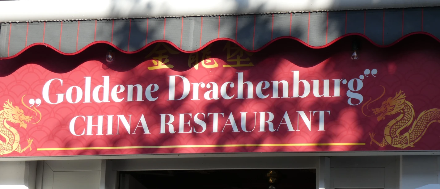 The "Golden Dragon Castle" restaurant combines red Asian ornaments and traditional dragon motifs.