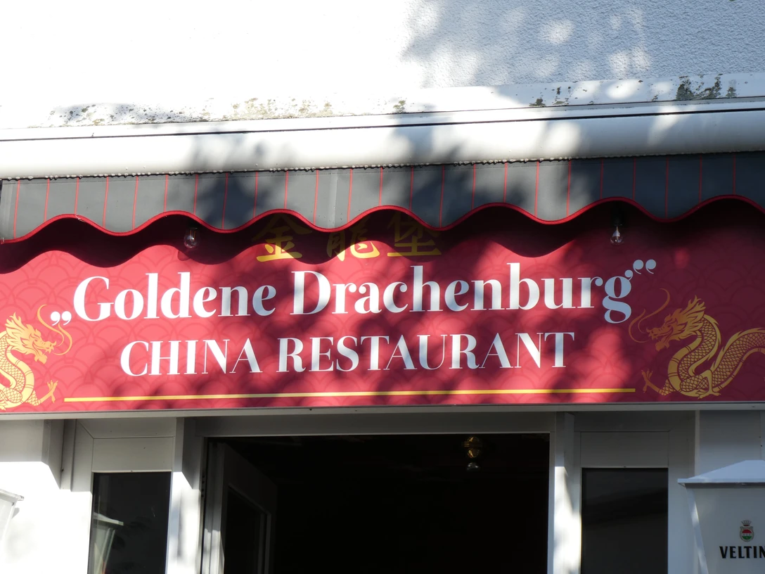 Restaurant Goldene Drachenburg Das Restaurant "Goldene Drachenburg" vereint rote asiatische Ornamente und traditionelle Drachenmotive.The "Golden Dragon Castle" restaurant combines red Asian ornaments and traditional dragon motifs.Restauranten "Golden Dragon Castle" kombinerer røde asiatiske ornamenter og traditionelle dragemotiver.Het restaurant "Golden Dragon Castle" combineert rode Aziatische ornamenten met traditionele drakenmotieven.