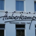 Haberkamp Hotel-Restaurant Haberkamp Hotel-Restaurant, weiße Fassade, große Fenster und ein markantes schwarzes Logo an der Wand.