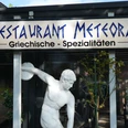 Restaurant Meteora Schild des Restaurants Meteora mit der Aufschrift "Griechische Spezialitäten" und dekorativer Statue.Sign of the Meteora restaurant with the inscription "Greek specialties" and decorative statue.Skilt til Meteora-restauranten med påskriften "Græske specialiteter" og en dekorativ statue.Bord van het Meteora restaurant met de inscriptie "Griekse specialiteiten" en decoratief beeld.
