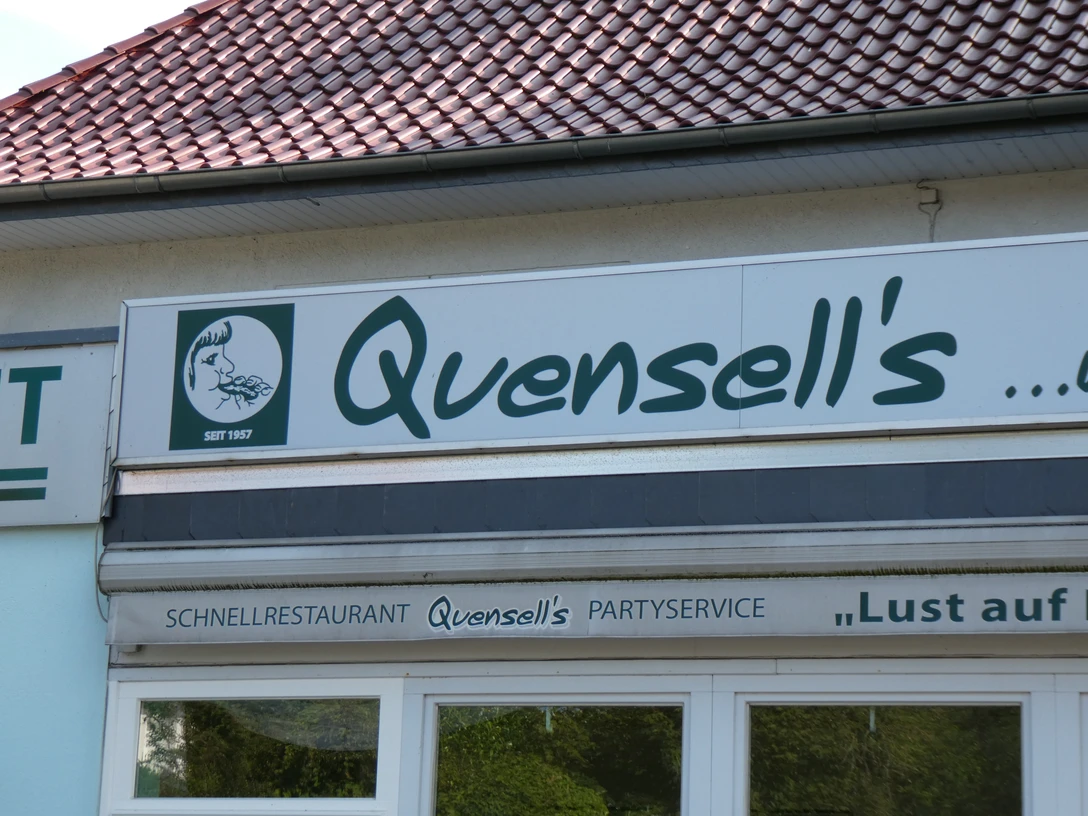 Quensell's Schnellrestaurant Quensell's Schnellrestaurant, im traditionellen Stil, bietet seit 1957 Gastronomie und Partyservice.Quensell's fast food restaurant, in the traditional style, has been offering gastronomy and party service since 1957.Quensell's fastfoodrestaurant i traditionel stil har tilbudt catering og festservice siden 1957.Quensell's fastfoodrestaurant, in traditionele stijl, biedt al sinds 1957 catering en partyservice.