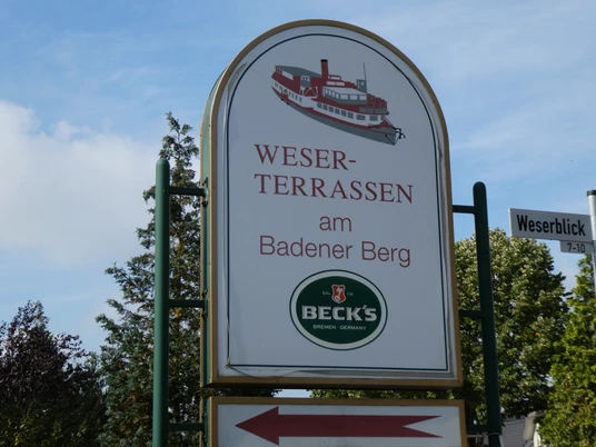 Restaurant Weserterrassen am Badener Berg, einladendes Schild mit Schiffsmotiv und Beck's Logo.