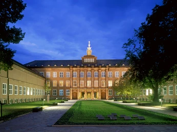 GRASSI Museum, Leipzig Eingangsfassade des GRASSI Museums in Leipzig bei Dämmerung, mit beleuchtetem Vorplatz.Entrance façade of the GRASSI Museum in Leipzig at dusk, with illuminated forecourt.Vstupní průčelí muzea GRASSI v Lipsku za soumraku, s osvětleným předprostorem.Fasada wejściowa Muzeum GRASSI w Lipsku o zmierzchu, z oświetlonym dziedzińcem.Entreegevel van het GRASSI Museum in Leipzig bij schemering, met verlicht voorplein.Facciata d'ingresso del Museo GRASSI di Lipsia al tramonto, con piazzale illuminato.