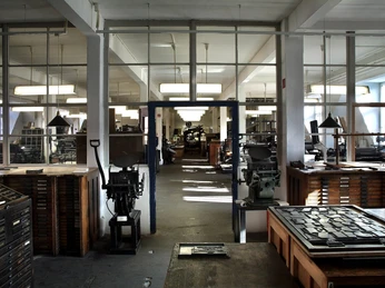 Museum für Druckkunst Historische Druckmaschinen in einem lichtdurchfluteten Raum des Museums für Druckkunst.Historic printing presses in a light-flooded room at the Museum of Printing Arts.Historické tiskařské stroje v prosvětlené místnosti Muzea tiskařského umění.Zabytkowe prasy drukarskie w zalanym światłem pomieszczeniu w Muzeum Drukarstwa Artystycznego.Historische drukpersen in een met licht overgoten ruimte in het Museum of Printing Arts.Macchine da stampa storiche in una sala illuminata del Museum of Printing Arts.