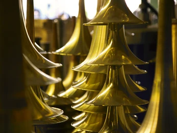 Markneukirchen Musikinstrumentenbau Glänzende Metalltrichter von Musikinstrumenten im Herstellungsprozess.Shiny metal funnels of musical instruments in the manufacturing process.Lesklé kovové nálevky hudebních nástrojů ve výrobním procesu.Błyszczące metalowe lejki instrumentów muzycznych w procesie produkcji.Glimmende metalen trechters van muziekinstrumenten tijdens het productieproces.Imbuti metallici lucidi di strumenti musicali nel processo di produzione.