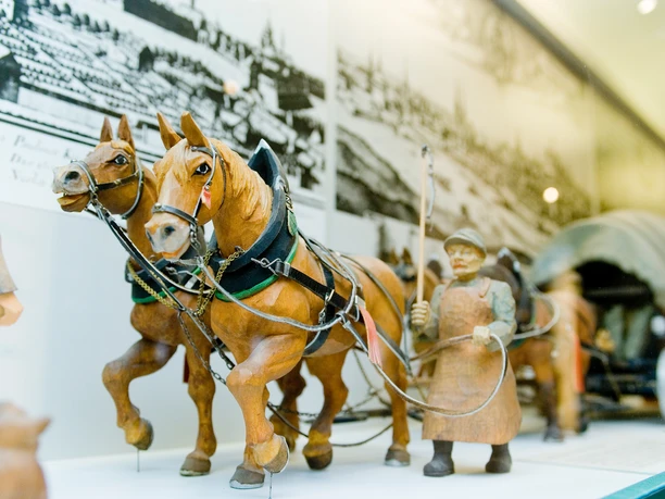 Spielzeugmuseum, Seiffen Ein handgeschnitztes Bauernpaar mit Pferden in einer Vitrinen-Ausstellung.