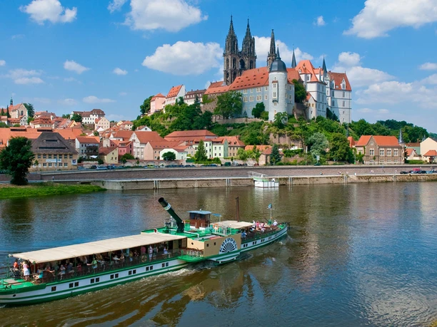 Meißen, Albrechtsburg (Copyright © Sylvio Dittrich +49 1772156417) Meißen (obersorbisch Mino, lateinisch: Misena, von germanisch-slawisch: Misenaha - nhd. Meisenbach - eine Verkürzung dieses Namens ist noch im Bächlein Meisa enthalten) ist die Kreisstadt des gleichnamigen Landkreises im Freistaat Sachsen, hat knapp 30.000 Einwohner und trägt den Status Große Kreisstadt. Die Stadt Meißen ist international berühmt für die Herstellung des Meißener Porzellans, des ersten Porzellans Europas seit 1708.Die Stadt Meißen ca. 25 km nordwestlich von Dresden, ca. 100 km östlich von Leipzig und ca. 40 km nordöstlich von Freiberg liegt am Ausgang des Elbtalkessels an der Elbe und ihrem Nebenfluss, der Triebisch. Östlich von Meißen liegen Coswig und Radebeul. Niedrigster Punkt der Stadt ist der mittlere Wasserspiegel der Elbe bei 95 m Höhe über NN. Südlich von Meißen liegt das Meißner Hochland, nördlich der Stadt die Lommatzscher Pflege.