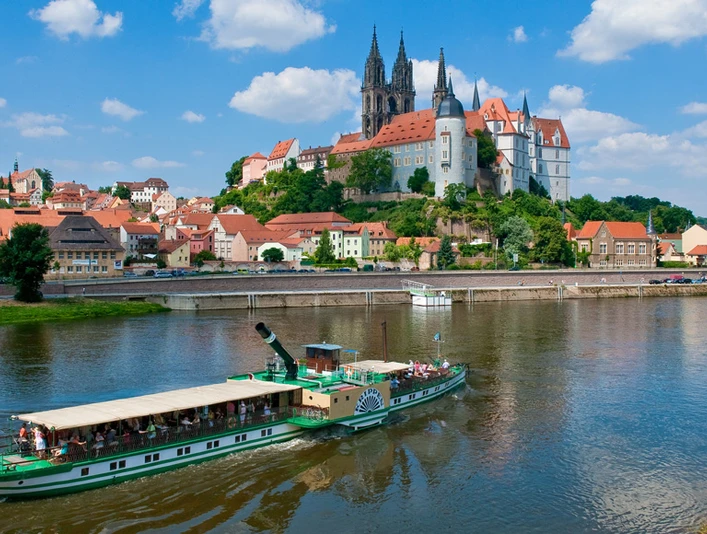 Meißen, Albrechtsburg (Copyright © Sylvio Dittrich +49 1772156417) Meißen (obersorbisch Mino, lateinisch: Misena, von germanisch-slawisch: Misenaha - nhd. Meisenbach - eine Verkürzung dieses Namens ist noch im Bächlein Meisa enthalten) ist die Kreisstadt des gleichnamigen Landkreises im Freistaat Sachsen, hat knapp 30.000 Einwohner und trägt den Status Große Kreisstadt. Die Stadt Meißen ist international berühmt für die Herstellung des Meißener Porzellans, des ersten Porzellans Europas seit 1708.Die Stadt Meißen ca. 25 km nordwestlich von Dresden, ca. 100 km östlich von Leipzig und ca. 40 km nordöstlich von Freiberg liegt am Ausgang des Elbtalkessels an der Elbe und ihrem Nebenfluss, der Triebisch. Östlich von Meißen liegen Coswig und Radebeul. Niedrigster Punkt der Stadt ist der mittlere Wasserspiegel der Elbe bei 95 m Höhe über NN. Südlich von Meißen liegt das Meißner Hochland, nördlich der Stadt die Lommatzscher Pflege.