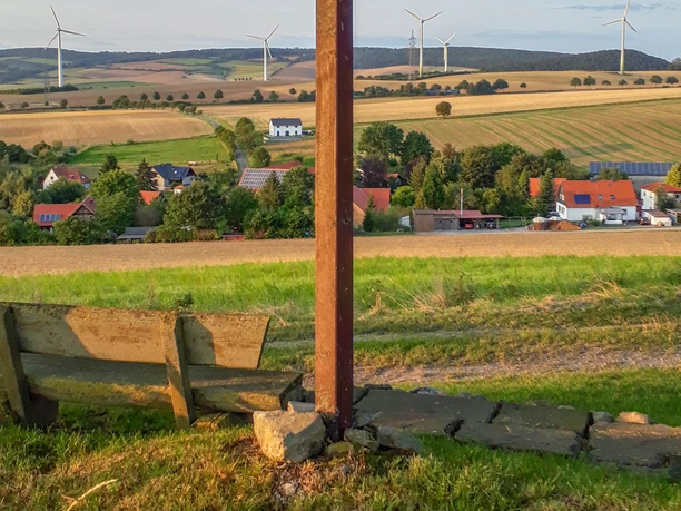 Holtershausen mit Holzkreuz auf der Mönchelieth holtershausen-mit-holzkreuz-auf-der-moenchelieth