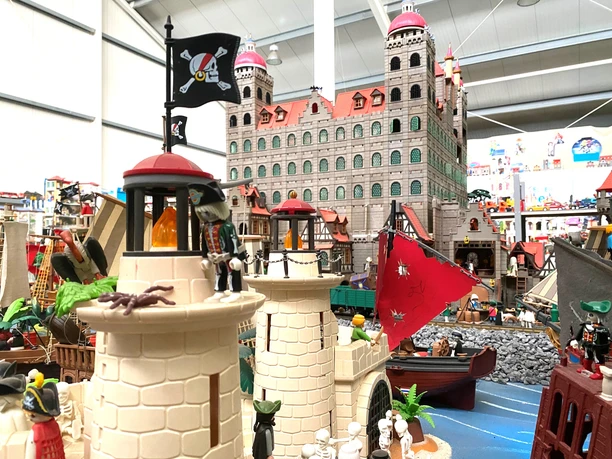 Miniwelten Lathen Piratenwelt aus Playmobil mit Schiffen, Figuren und Festung in den Miniwelten Lathen.