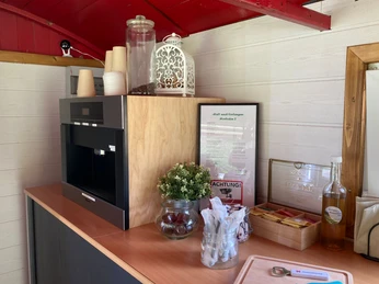 Ausstattung des Bistro Barwagens Kommode mit Ofen, Zuckersäckchen und allerlei KochutensilienChest of drawers with oven, sugar sachets and all kinds of cooking utensilsCommode avec four, sachets de sucre et toutes sortes d'ustensiles de cuisine