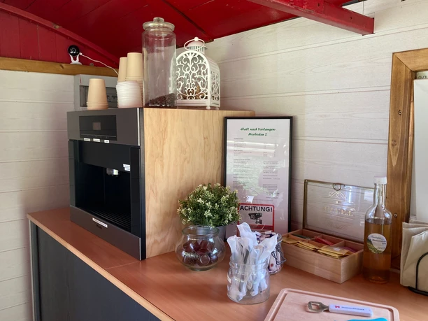 Ausstattung des Bistro Barwagens Kommode mit Ofen, Zuckersäckchen und allerlei Kochutensilien