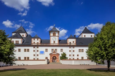 Frontansicht Schloss Augustusburg (c) Rainer Weisflog DEU/Sachsen/Augustusburg (Copyright © Rainer Weisflog +49171/6254657) Blick von Süden auf die Augustusburg: Der sächsische Kurfürst August ließ 1568?1572 das Schloss Augustusburg errichten. Seitdem erhebt sich weithin sichtbar das Jagd- und Lustschloss auf einem 516 m hohen Quarzporphyrkegel über dem Zschopautal. Aufgrund seiner Bauweise und der exponierten Lage wird es auch -Krone des Erzgebirges- genannt. Wegen seiner Monumentalität gilt es heute als eines der schönsten Renaissanceschlösser Mitteleuropas. Schloss Augustusburg folgt einem streng geometrischen Grundriss, der markiert ist von vier quadratischen Eckhäusern und Zwischengebäuden, die einen Innenhof umschließen. Ein ähnliches Konzept findet man bei vielen Schlössern des 16. Jahrhunderts. Das Jagdschloss besteht aus zwei Bereichen mit unterschiedlichen Funktionen: Das vordere Kernschloss war der Bereich für die kurfürstliche Familie sowie den Hofstaat. Nach hinten schlossen sich die Wirtschaftsgebäude an (CREDIT/Copyright (c): Rainer Weisflog /Contakt: E-Mail: Foto@Weisflog.net ; Tel. +490355/824499; Weitere Infos und AGB auf: www.rainer-weisflog.de)
