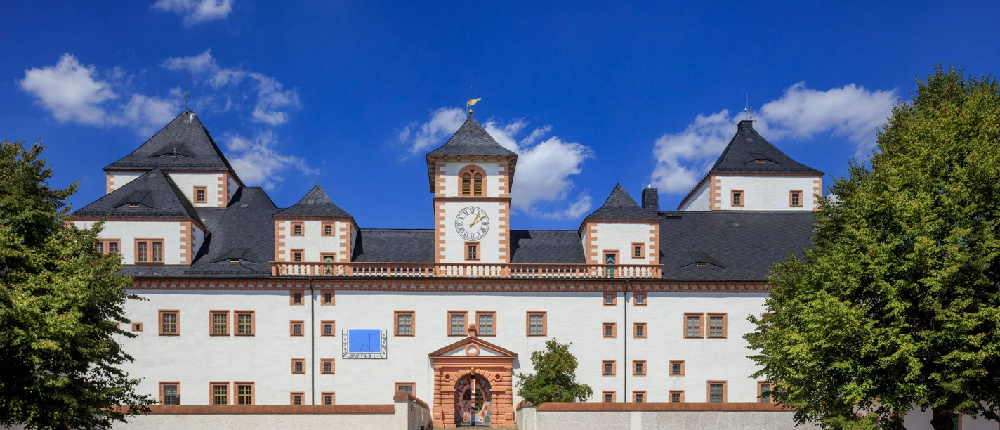 Frontansicht Schloss Augustusburg (c) Rainer Weisflog DEU/Sachsen/Augustusburg (Copyright © Rainer Weisflog +49171/6254657) Blick von Süden auf die Augustusburg: Der sächsische Kurfürst August ließ 1568?1572 das Schloss Augustusburg errichten. Seitdem erhebt sich weithin sichtbar das Jagd- und Lustschloss auf einem 516 m hohen Quarzporphyrkegel über dem Zschopautal. Aufgrund seiner Bauweise und der exponierten Lage wird es auch -Krone des Erzgebirges- genannt. Wegen seiner Monumentalität gilt es heute als eines der schönsten Renaissanceschlösser Mitteleuropas. Schloss Augustusburg folgt einem streng geometrischen Grundriss, der markiert ist von vier quadratischen Eckhäusern und Zwischengebäuden, die einen Innenhof umschließen. Ein ähnliches Konzept findet man bei vielen Schlössern des 16. Jahrhunderts. Das Jagdschloss besteht aus zwei Bereichen mit unterschiedlichen Funktionen: Das vordere Kernschloss war der Bereich für die kurfürstliche Familie sowie den Hofstaat. Nach hinten schlossen sich die Wirtschaftsgebäude an (CREDIT/Copyright (c): Rainer Weisflog /Contakt: E-Mail: Foto@Weisflog.net ; Tel. +490355/824499; Weitere Infos und AGB auf: www.rainer-weisflog.de)