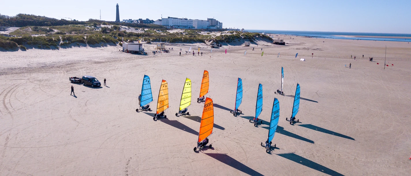 DJI_0051.jpg Bunte Strandsegel fahren über den hellen Sandstrand.