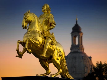 Goldener Reiter, Dresden DEU/Sachsen/Dresden: (Copyright © Rainer Weisflog +49171/6254657) Der Goldene Reiter auf dem Neustaedter Markt ist vielleicht nicht das kuenstlerisch wertvollste, aber das bekannteste Denkmal Dresdens. Es zeigt August den Starken (Kurfuerst Friedrich August I. von Sachsen und zugleich Koenig August II. von P olen) in der Haltung eines Caesaren im roemischen Schuppenpanzer auf kurbettierendem Ross - in die Hauptstrasse blickend. Die Bombennacht im Februar 1945 ueberstand das Reiterstandbild eingelagert in einem Felsenkeller in Pillnitz. Im Jahr 1956, nach einer Restaurierung mit 200 g Blattgold, kehrte dieses Symbol Dresdens anlaesslich der 750-Jahr-Feier der Stadt wieder auf den Neustaedter Markt zurueck. Im Hintergrund die aus den Truemmern wiedererstandene spaetbarocke Dresdener Frauenkirche. Sie ist der neue Touristische Hoehepunkt in der Saechsischen Metropole, der Monumentale Kuppelbau ueberragt die Stadt. (CREDIT/Copyright (c): Rainer Weisflog /Contakt: E-Mail: Weisflog@d-foto.net ; Tel. +490355/824499; Weitere Fotos auf: www.d-foto.net;)DEU/Saxony/Dresden: (Copyright © Rainer Weisflog +49171/6254657) The Golden Horseman on Neustaedter Markt may not be the most artistically valuable monument in Dresden, but it is the most famous. It shows Augustus the Strong (Elector Frederick Augustus I of Saxony and at the same time King Augustus II of Poland) in the posture of a Caesar in Roman scale armor on a cuirassed horse - looking into the main street. The equestrian statue survived the night of the bombing in February 1945 and was stored in a rock cellar in Pillnitz. In 1956, after restoration with 200 g of gold leaf, this symbol of Dresden returned to Neustaedter Markt on the occasion of the city's 750th anniversary celebrations. In the background is the late baroque Dresden Frauenkirche, which has been resurrected from the ruins. It is the new tourist highlight in the Saxon metropolis, the monumental domed building towers over the city. (CREDIT/Copyright (c): Rainer Weisflog /Contact: E-Mail: Weisflog@d-foto.net ; Tel. +490355/824499; More photos at: www.d-foto.net;)DEU/Saxony/Dresden: (Copyright © Rainer Weisflog +49171/6254657) Zlatý jezdec na náměstí Neustaedter Markt možná není umělecky nejhodnotnější památkou v Drážďanech, ale je nejznámější. Zobrazuje Augusta Silného (saského kurfiřta Fridricha Augusta I. a zároveň polského krále Augusta II.) v pozici císaře v římské šupinové zbroji na dvořícím se oři - s pohledem do hlavní ulice. Jezdecká socha přežila noc bombardování v únoru 1945 a byla uložena ve skalním sklepě v Pillnitz. V roce 1956 se tento symbol Drážďan po restaurování 200 g plátkového zlata vrátil na náměstí Neustaedter Markt u příležitosti oslav 750. výročí města. V pozadí je pozdně barokní drážďanský kostel Frauenkirche, který byl vzkříšen z trosek. Jedná se o novou turistickou atrakci saské metropole, monumentální kopulovitá stavba se tyčí nad městem. (CREDIT/Copyright (c): Rainer Weisflog /Kontakt: Drážďany, Drážďany, Drážďany, Drážďany, Drážďany, Drážďany: Kontakt: e-mail: Weisflog@d-foto.net ; Tel. +490355/824499; Více fotografií na: www.d-foto.net;)DEU/Saksonia/Drezno: (Copyright © Rainer Weisflog +49171/6254657) Złoty Jeździec na Neustaedter Markt nie jest może najbardziej wartościowym artystycznie pomnikiem w Dreźnie, ale jest najbardziej znany. Przedstawia on Augusta Mocnego (elektora Saksonii Fryderyka Augusta I i jednocześnie króla Polski Augusta II) w pozie cezara w rzymskiej zbroi na dworzańskim rumaku - spoglądającego na główną ulicę. Konny posąg przetrwał noc bombardowania w lutym 1945 r. i był przechowywany w skalnej piwnicy w Pillnitz. W 1956 r., po odrestaurowaniu przy użyciu 200 g złota płatkowego, ten symbol Drezna powrócił na Neustaedter Markt z okazji obchodów 750-lecia miasta. W tle znajduje się późnobarokowy drezdeński kościół Frauenkirche, który został wskrzeszony z ruin. Jest to nowa atrakcja turystyczna saksońskiej metropolii, monumentalny budynek z kopułą góruje nad miastem. (CREDIT/Copyright (c): Rainer Weisflog /Kontakt: E-Mail: Weisflog@d-foto.net ; Tel. +490355/824499; Więcej zdjęć na: www.d-foto.net;)DEU/Saksen/Dresden: (Copyright © Rainer Weisflog +49171/6254657) De Gouden Ruiter op de Neustaedter Markt is misschien niet het artistiek meest waardevolle monument in Dresden, maar wel het beroemdste. Het toont Augustus de Sterke (keurvorst Frederik Augustus I van Saksen en tegelijkertijd koning Augustus II van Polen) in de houding van een Caesar in Romeins harnas op een koets - kijkend naar de hoofdstraat. Het ruiterstandbeeld overleefde de nacht van het bombardement in februari 1945 en werd opgeslagen in een rotskelder in Pillnitz. In 1956, na een restauratie met 200 gram bladgoud, keerde dit symbool van Dresden terug op de Neustaedter Markt ter gelegenheid van de viering van het 750-jarig bestaan van de stad. Op de achtergrond staat de laatbarokke Dresdener Frauenkirche, die uit de ruïnes is herrezen. Het is het nieuwe toeristische hoogtepunt in de Saksische metropool, het monumentale koepelvormige gebouw torent boven de stad uit. (CREDIT/Copyright (c): Rainer Weisflog /Contact: E-Mail: Weisflog@d-foto.net ; Tel. +490355/824499; Meer foto's op: www.d-foto.net;)DEU/Sassonia/Dresda: (Copyright © Rainer Weisflog +49171/6254657) Il Cavaliere d'oro di Neustaedter Markt non è forse il monumento di maggior valore artistico di Dresda, ma è il più famoso. Raffigura Augusto il Forte (l'Elettore Federico Augusto I di Sassonia e allo stesso tempo Re Augusto II di Polonia) nella postura di un Cesare in armatura romana su un destriero da corteggiamento - guardando la strada principale. La statua equestre sopravvisse alla notte del bombardamento del febbraio 1945 e fu conservata in una cantina di roccia a Pillnitz. Nel 1956, dopo un restauro con 200 g di foglia d'oro, questo simbolo di Dresda è tornato nella Neustaedter Markt in occasione delle celebrazioni per il 750° anniversario della città. Sullo sfondo, la Frauenkirche di Dresda, in stile tardo-barocco, risorta dalle rovine. È la nuova attrazione turistica della metropoli sassone; il monumentale edificio a cupola sovrasta la città. (CREDIT/Copyright (c): Rainer Weisflog /Contatto: E-Mail: Weisflog@d-foto.net ; Tel. +490355/824499; Altre foto su: www.d-foto.net;)
