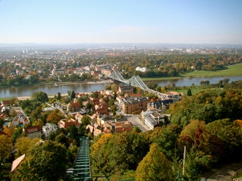 Das Blaue Wunder Luftaufnahme der Elbbrücke Blaues Wunder in Dresden, umgeben von Stadt und grünen Hängen.Aerial view of the Elbe bridge Blaues Wunder in Dresden, surrounded by the city and green slopes.Letecký pohled na most přes Labe Blaues Wunder v Drážďanech, obklopený městem a zelenými svahy.Widok z lotu ptaka na most na Łabie Blaues Wunder w Dreźnie, otoczony miastem i zielonymi zboczami.Luchtfoto van de Elbe-brug Blaues Wunder in Dresden, omgeven door de stad en groene hellingen.Vista aerea del ponte Blaues Wunder sull'Elba a Dresda, circondato dalla città e da pendii verdi.