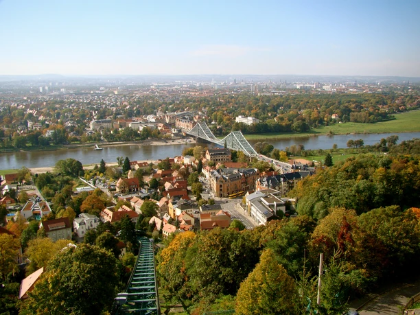 Das Blaue Wunder Luftaufnahme der Elbbrücke Blaues Wunder in Dresden, umgeben von Stadt und grünen Hängen.