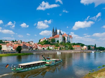 Meißen (Copyright © Sylvio Dittrich +49 1772156417) Meißen (obersorbisch Mino, lateinisch: Misena, von germanisch-slawisch: Misenaha - nhd. Meisenbach - eine Verkürzung dieses Namens ist noch im Bächlein Meisa enthalten) ist die Kreisstadt des gleichnamigen Landkreises im Freistaat Sachsen, hat knapp 30.000 Einwohner und trägt den Status Große Kreisstadt. Die Stadt Meißen ist international berühmt für die Herstellung des Meißener Porzellans, des ersten Porzellans Europas seit 1708.Die Stadt Meißen ca. 25 km nordwestlich von Dresden, ca. 100 km östlich von Leipzig und ca. 40 km nordöstlich von Freiberg liegt am Ausgang des Elbtalkessels an der Elbe und ihrem Nebenfluss, der Triebisch. Östlich von Meißen liegen Coswig und Radebeul. Niedrigster Punkt der Stadt ist der mittlere Wasserspiegel der Elbe bei 95 m Höhe über NN. Südlich von Meißen liegt das Meißner Hochland, nördlich der Stadt die Lommatzscher Pflege.